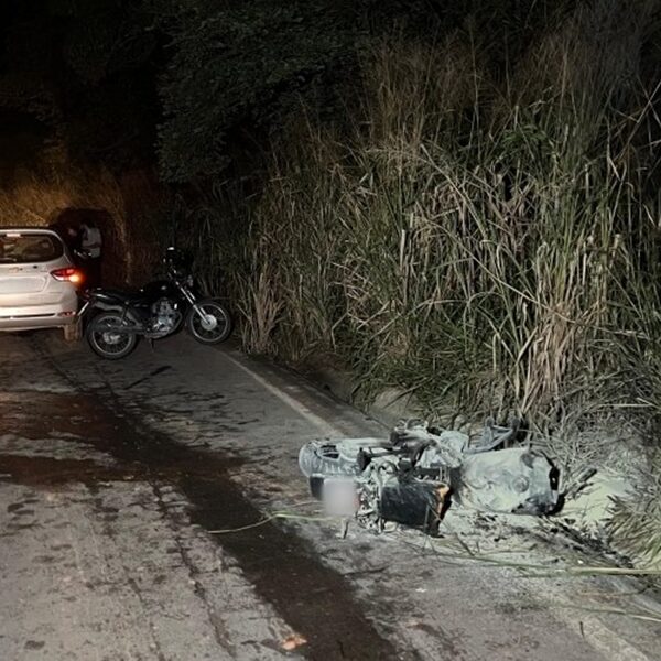 Moto pega fogo após colisão com carro e deixa motociclista ferido em Muriaé