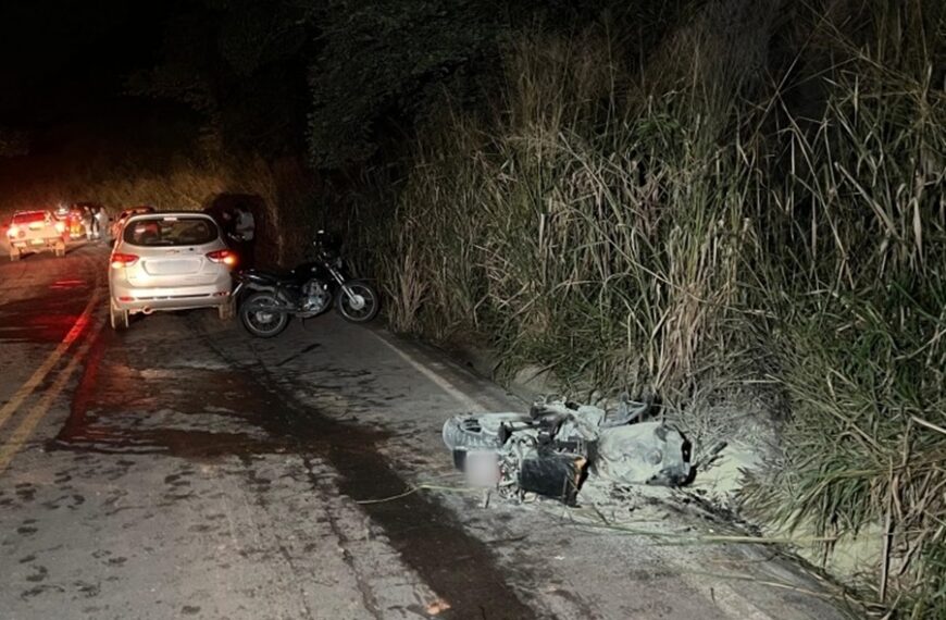Moto pega fogo após colisão com carro e deixa motociclista ferido em Muriaé
