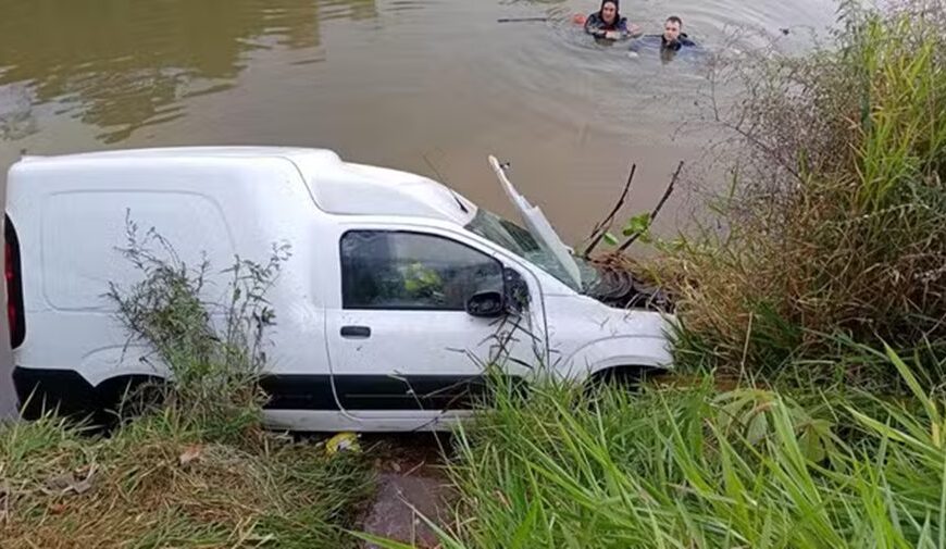 Carro cai em açude após motorista perder o controle e fica submerso na MG-126 em Mar de Espanha