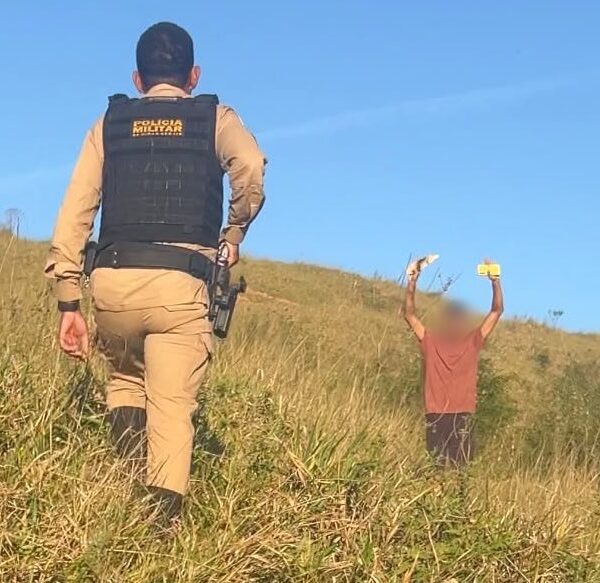 Homem é preso pela PM após agredir companheira e fugir para área de mata em Abaíba