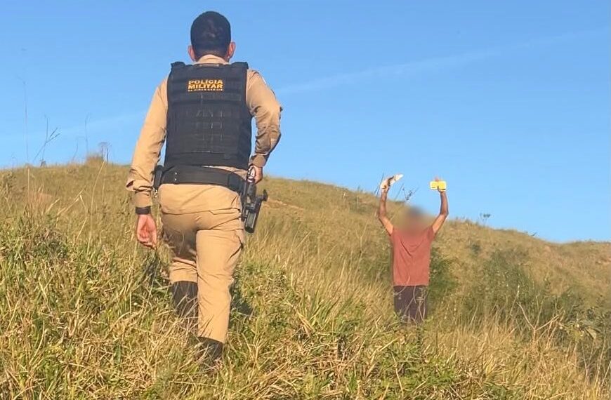 Homem é preso pela PM após agredir companheira e fugir para área de mata em Abaíba