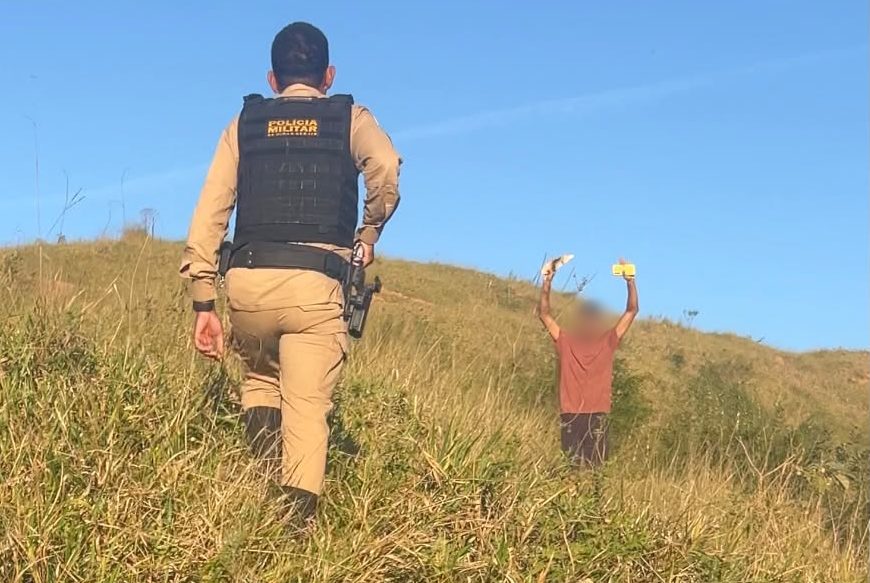 Homem é preso pela PM após agredir companheira e fugir para área de mata em Abaíba