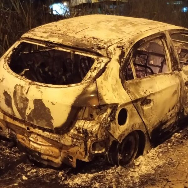 Carro é destruído por incêndio em Recreio e proprietário suspeita de ação criminosa