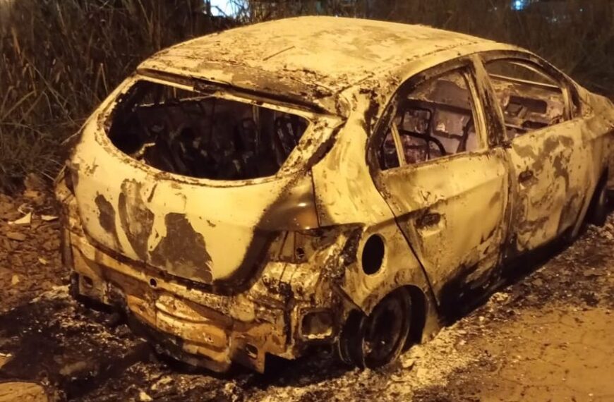 Carro é destruído por incêndio em Recreio e proprietário suspeita de ação criminosa