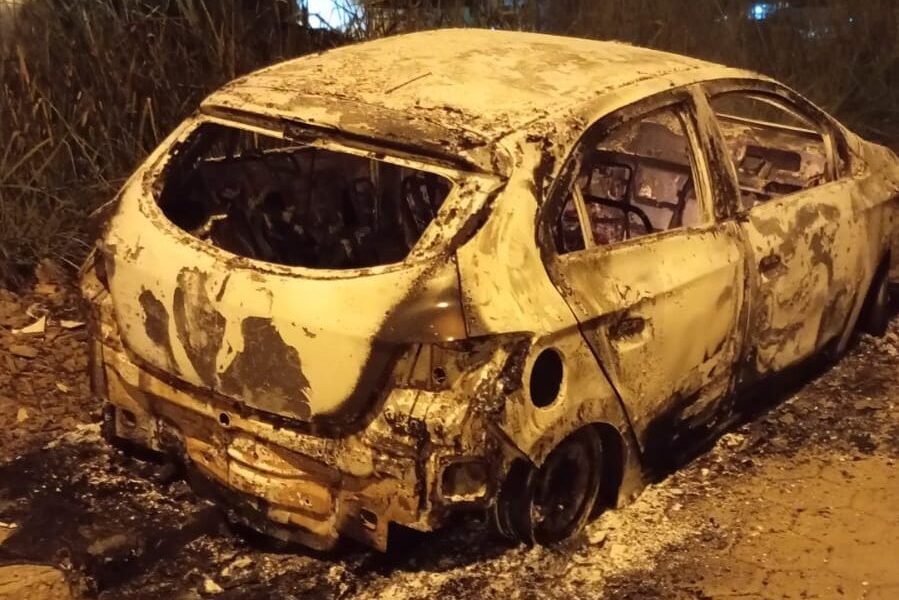 Carro é destruído por incêndio em Recreio e proprietário suspeita de ação criminosa