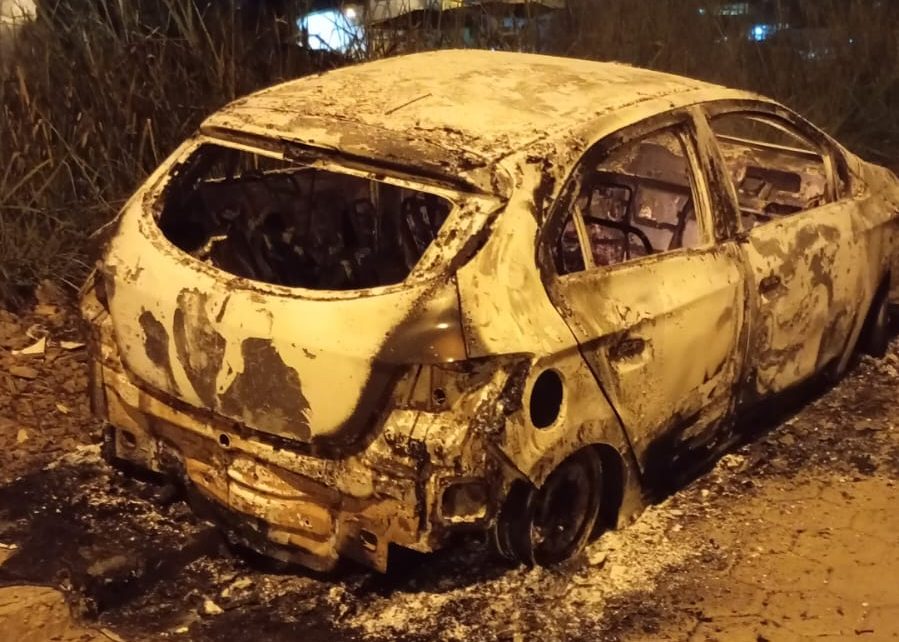 Carro é destruído por incêndio em Recreio e proprietário suspeita de ação criminosa