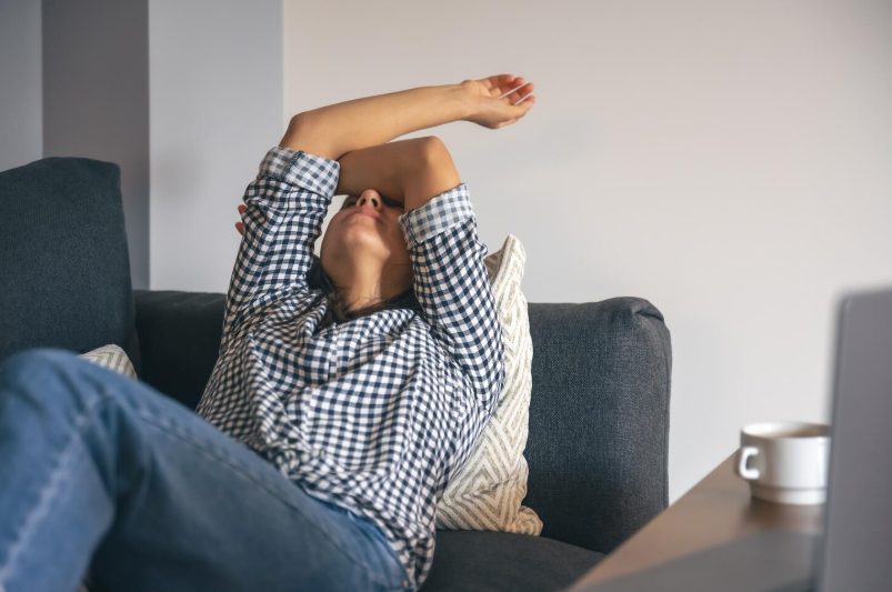 Cansaço constante e metabolismo lento: quais sinais indicam a necessidade de uma investigação hormonal?