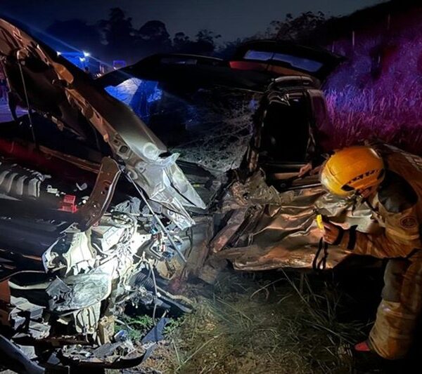 Colisão frontal entre carro e ônibus de turismo deixa quatro feridos na estrada Muriaé-Miraí