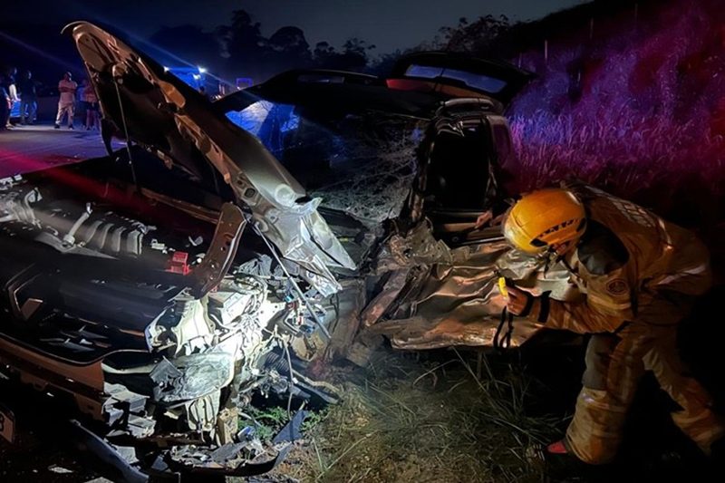 Colisão frontal entre carro e ônibus de turismo deixa quatro feridos na estrada Muriaé-Miraí