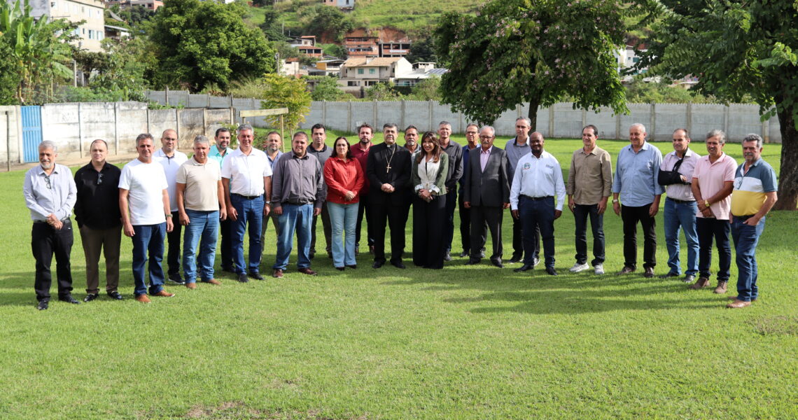 Encontro em Leopoldina reúne prefeitos e lideranças para debater cuidado social na região