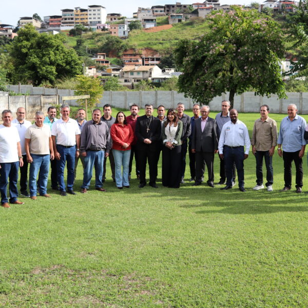 Encontro em Leopoldina reúne prefeitos e lideranças para debater cuidado social na região
