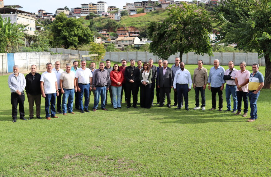 Encontro em Leopoldina reúne prefeitos e lideranças para debater cuidado social na região