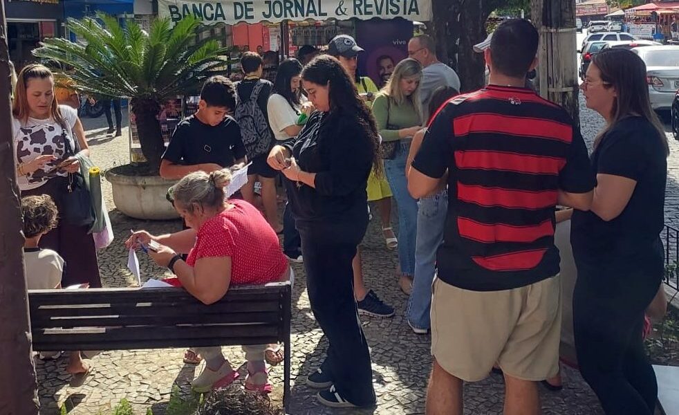Troca de figurinhas da Copa do Mundo reúne crianças e famílias nas manhãs de sábado em Leopoldina
