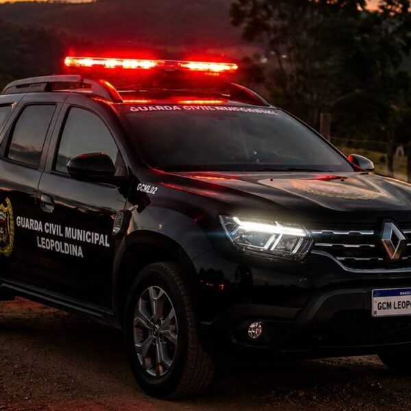 Homem é detido após avançar com carro em área interditada durante festa em Providência