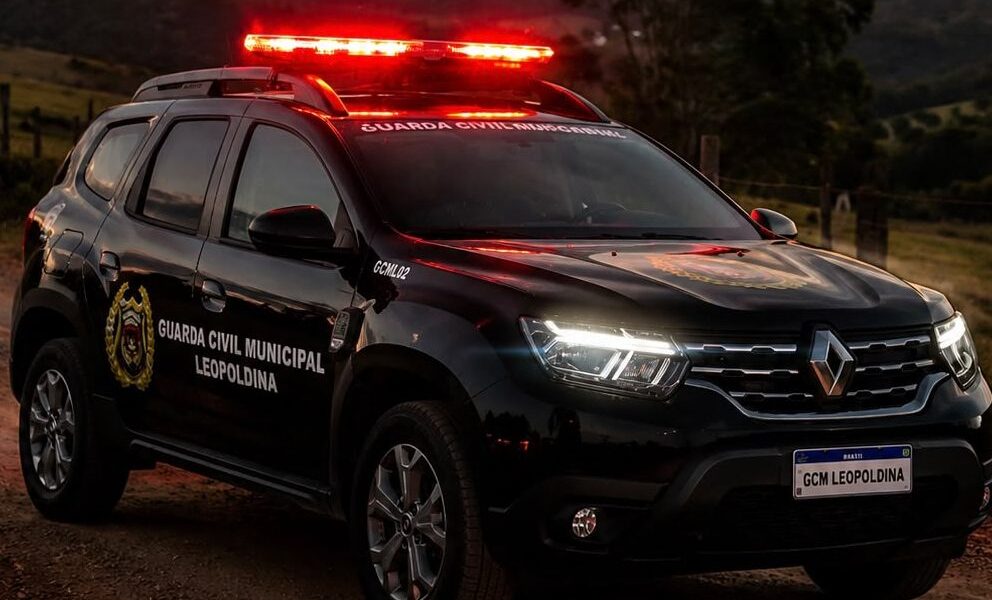 Homem é detido após avançar com carro em área interditada durante festa em Providência