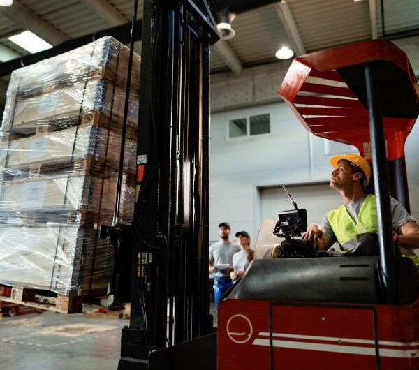 Como escolher a empilhadeira mais adequada para cada tipo de operação?