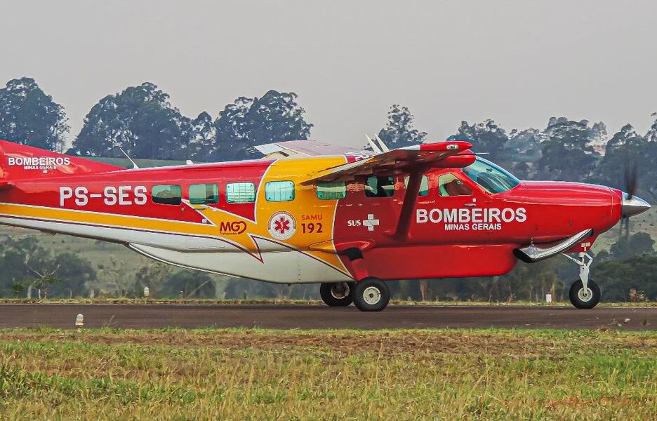 Paciente com queimaduras graves é transferido de avião após acidente em Recreio