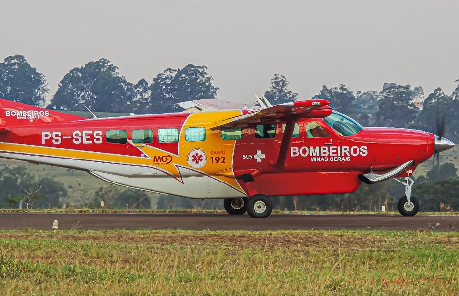 Paciente com queimaduras graves é transferido de avião após acidente em Recreio