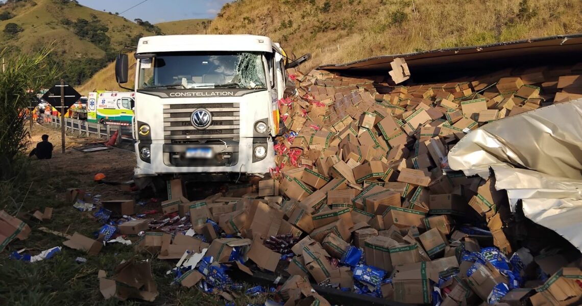 Carreta carregada com biscoitos tomba e atinge caminhão de manutenção na Serra da Vileta em Leopoldina