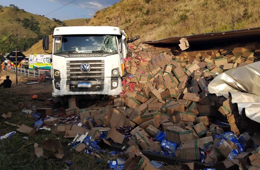 Carreta carregada com biscoitos tomba e atinge caminhão de manutenção na Serra da Vileta em Leopoldina