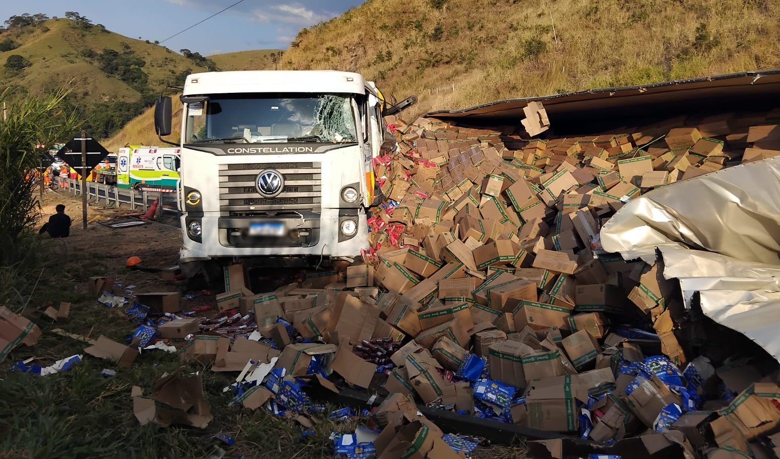 Carreta carregada com biscoitos tomba e atinge caminhão de manutenção na Serra da Vileta em Leopoldina