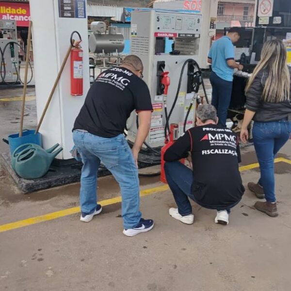 Procon-MPMG fiscaliza 25 postos de combustíveis e autua 12 estabelecimentos na Zona da Mata