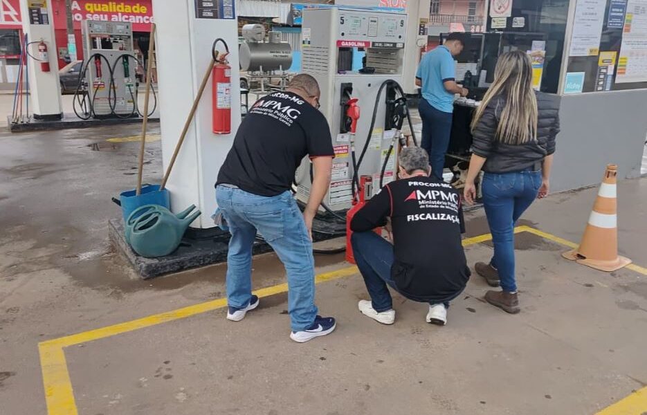 Procon-MPMG fiscaliza 25 postos de combustíveis e autua 12 estabelecimentos na Zona da Mata
