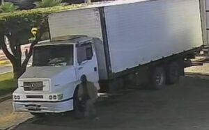 Caminhão furtado em Leopoldina carregado com 15 toneladas de açúcar é recuperado em Barbacena