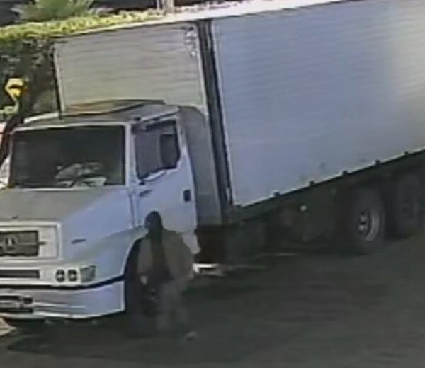 Caminhão furtado em Leopoldina carregado com 15 toneladas de açúcar é recuperado em Barbacena