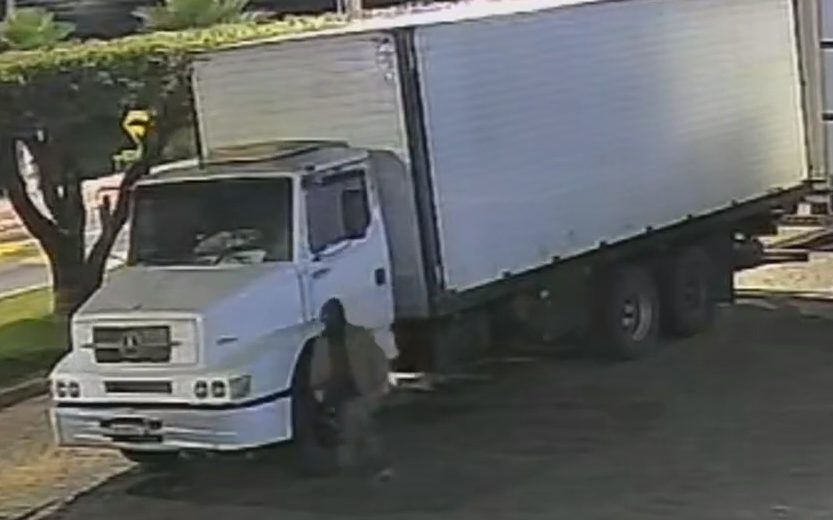 Caminhão furtado em Leopoldina carregado com 15 toneladas de açúcar é recuperado em Barbacena