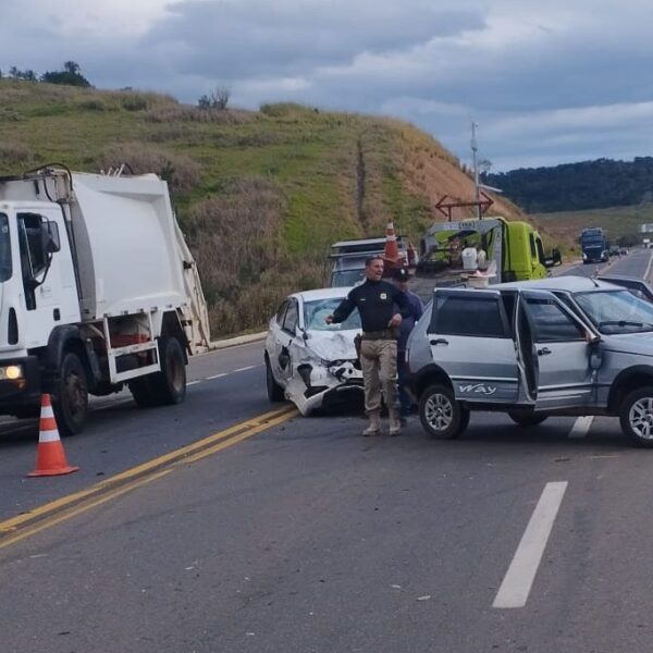 Duas pessoas ficam feridas em colisão no trevo de acesso a Recreio