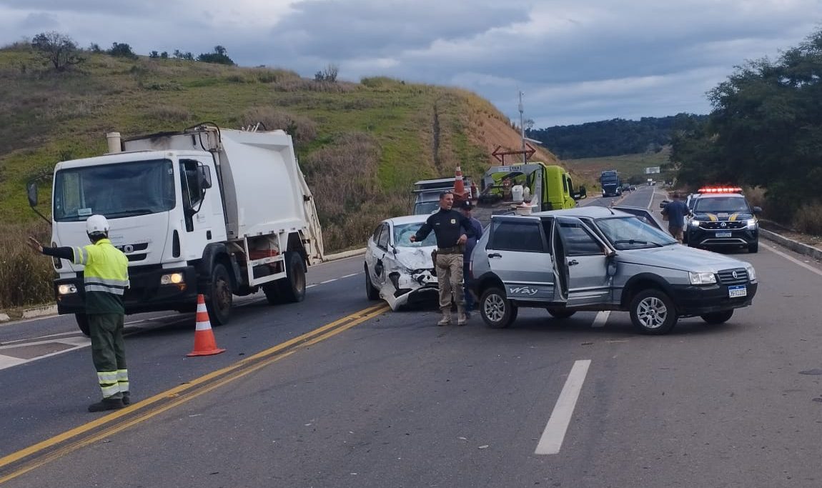 Duas pessoas ficam feridas em colisão no trevo de acesso a Recreio
