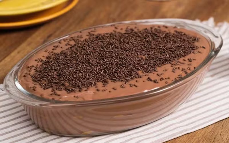 Pavê de chocolate segue entre as sobremesas preferidas dos brasileiros; aprenda uma versão prática