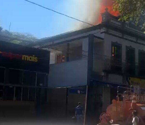 Incêndio mobiliza equipes de emergência em imóvel anexo ao Supermercado Morais em Cataguases