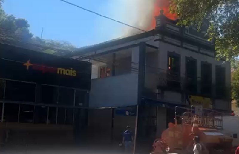 Incêndio mobiliza equipes de emergência em imóvel anexo ao Supermercado Morais em Cataguases