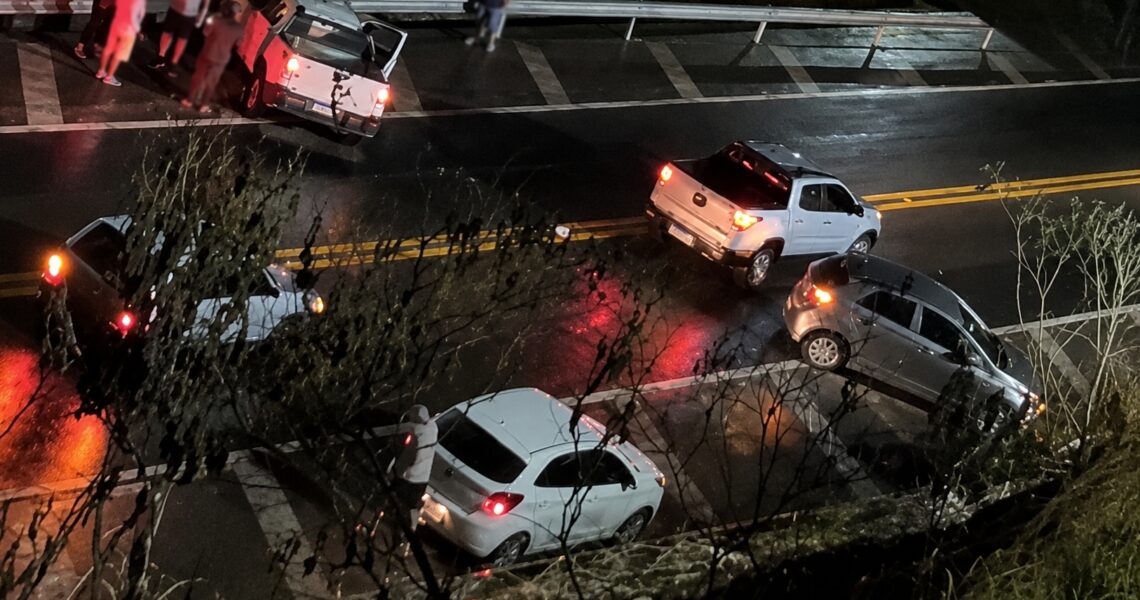 Acidente entre dois carros deixa duas pessoas com ferimentos leves na BR-116 em Leopoldina