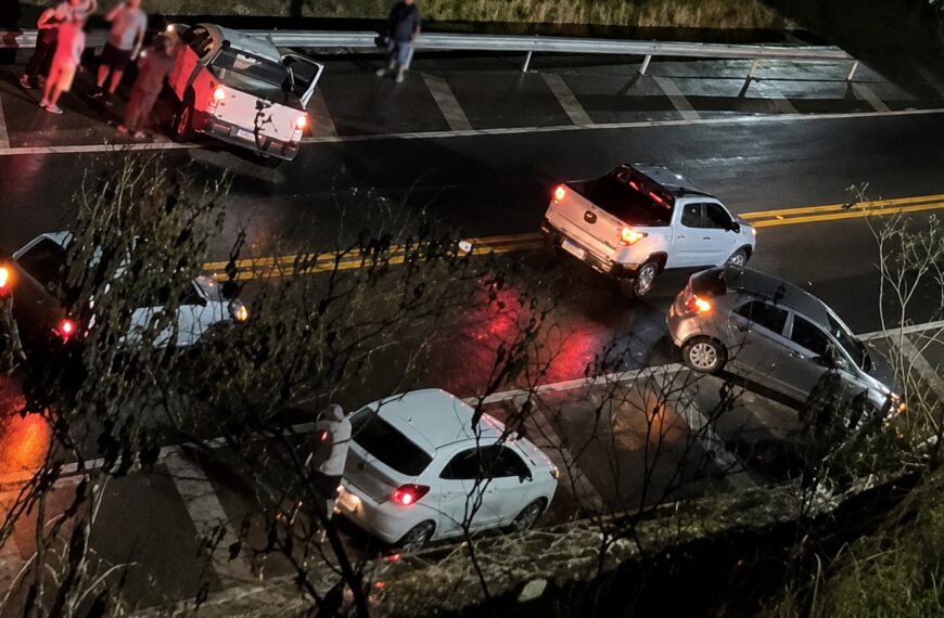 Acidente entre dois carros deixa duas pessoas com ferimentos leves na BR-116 em Leopoldina
