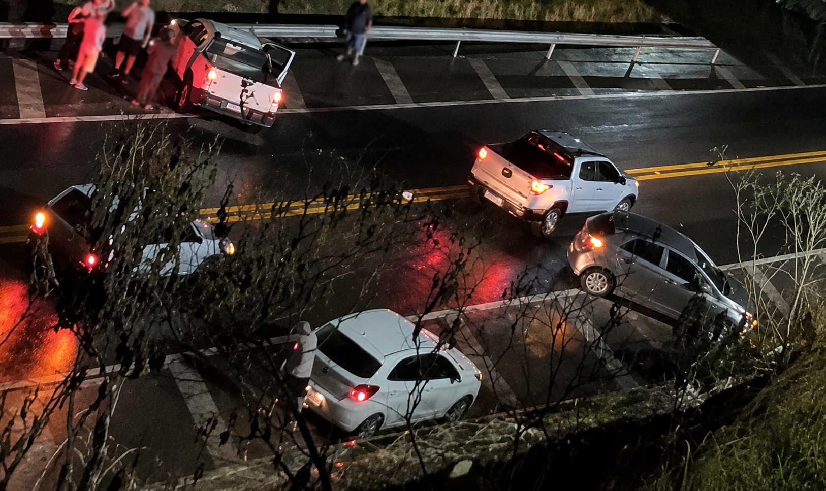 Acidente entre dois carros deixa duas pessoas com ferimentos leves na BR-116 em Leopoldina