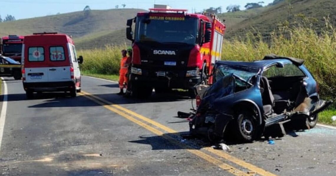 Colisão frontal deixa mulher morta e quatro feridos graves na BR-267 entre Bicas e JF