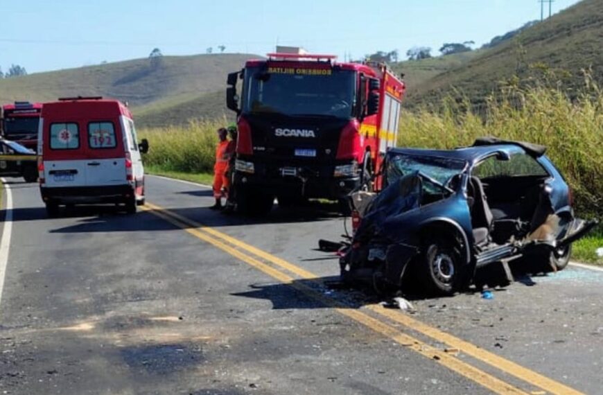 Colisão frontal deixa mulher morta e quatro feridos graves na BR-267 entre Bicas e JF