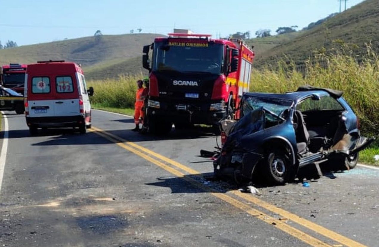 Colisão frontal deixa mulher morta e quatro feridos graves na BR-267 entre Bicas e JF