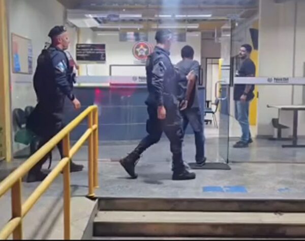 Passageiro de ônibus que seguia para Leopoldina é preso com drogas durante fiscalização no RJ