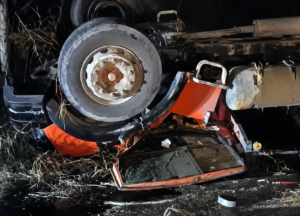 Ocupantes sobrevivem após cabine de caminhão ficar destruída em capotamento na MG-120 em Leopoldina