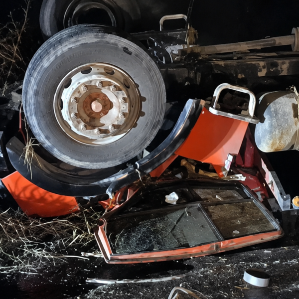 Ocupantes sobrevivem após cabine de caminhão ficar destruída em capotamento na MG-120 em Leopoldina