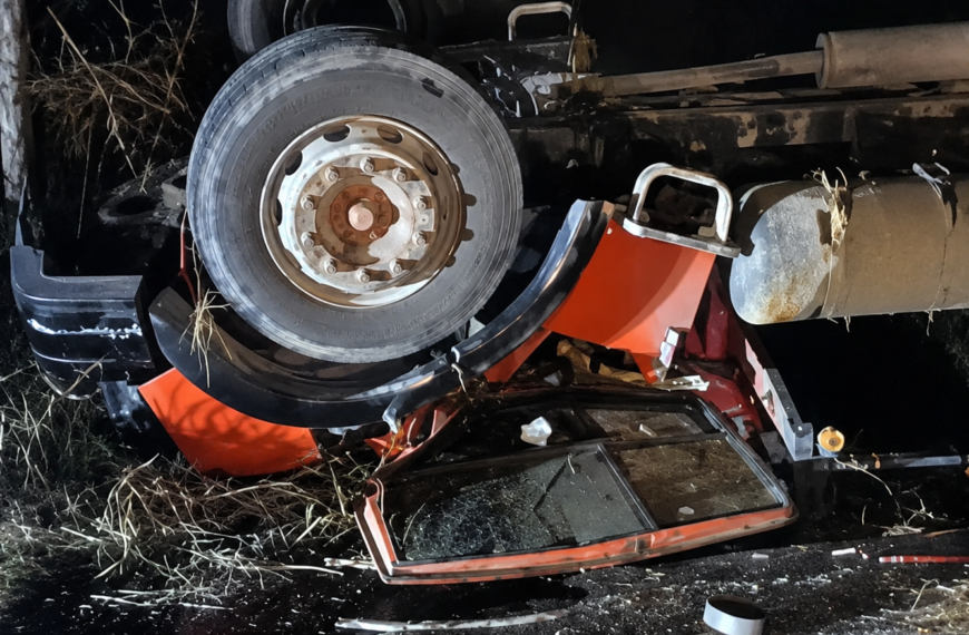 Ocupantes sobrevivem após cabine de caminhão ficar destruída em capotamento na MG-120 em Leopoldina