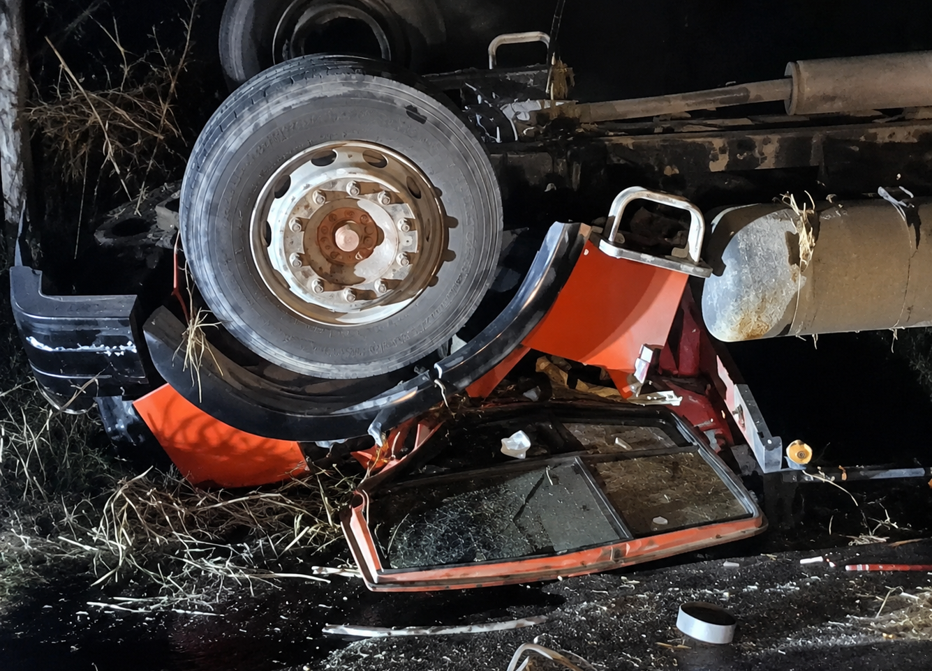 Ocupantes sobrevivem após cabine de caminhão ficar destruída em capotamento na MG-120 em Leopoldina