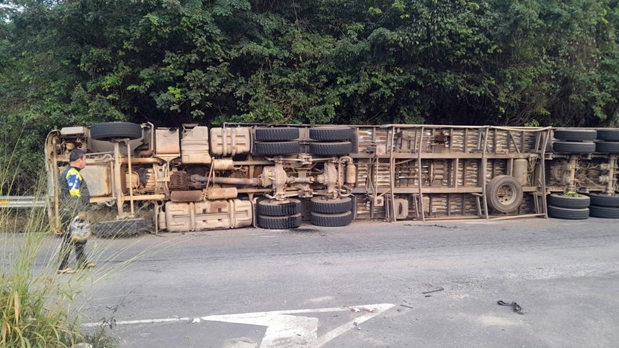 Carreta carregada com cavaco de madeira tomba em trevo de Cataguases