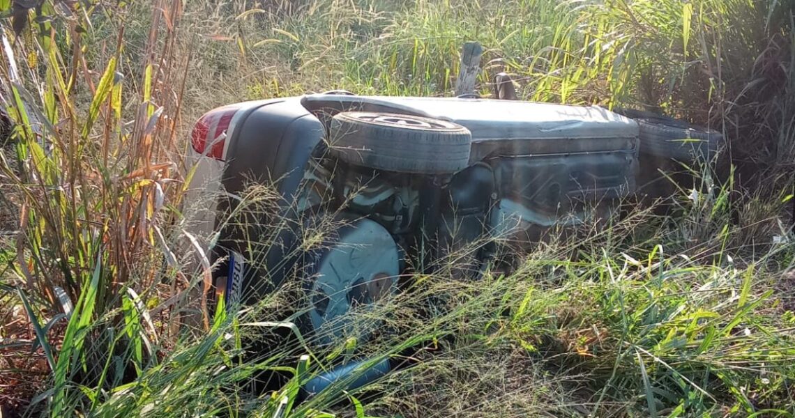 Carro sai da pista e colide contra cerca às margens da MGC-120 em Leopoldina