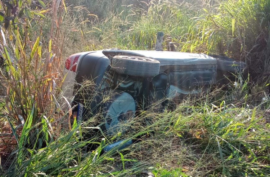 Carro sai da pista e colide contra cerca às margens da MGC-120 em Leopoldina