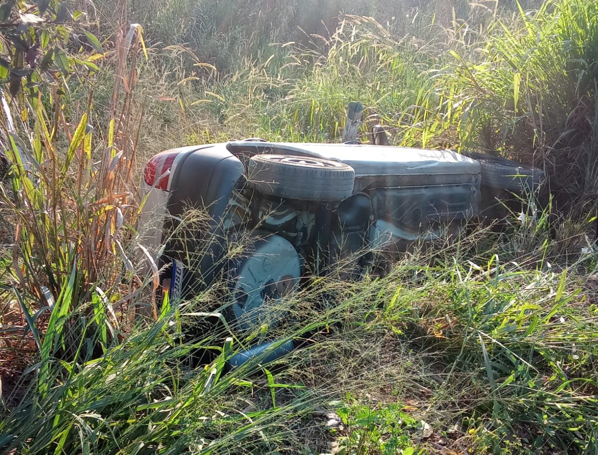 Carro sai da pista e colide contra cerca às margens da MGC-120 em Leopoldina